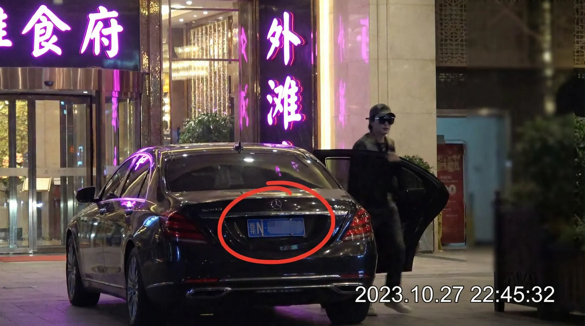 17c一起草 - 豪车餐厅外偷拍